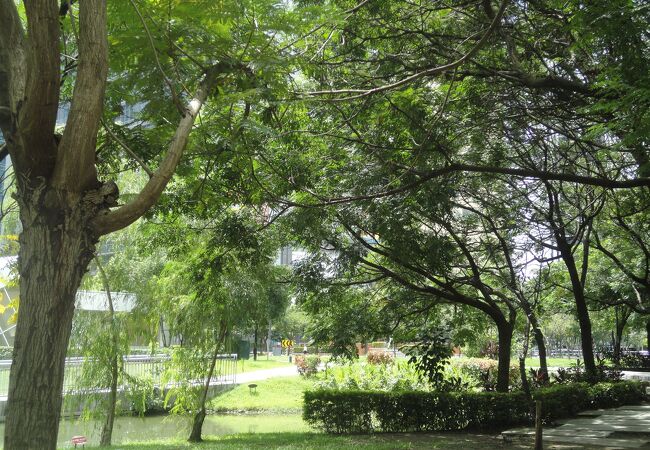 板橋駅に隣接した公園