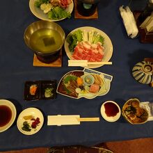 夕食です。これに加えて途中で数点出て来ます