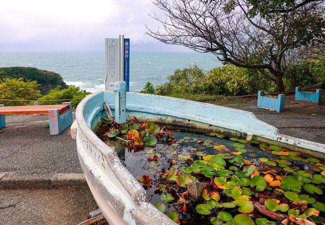 日本海に突き出た塔のような岩