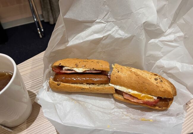 早朝からオープンしてるコンビニみたいな店