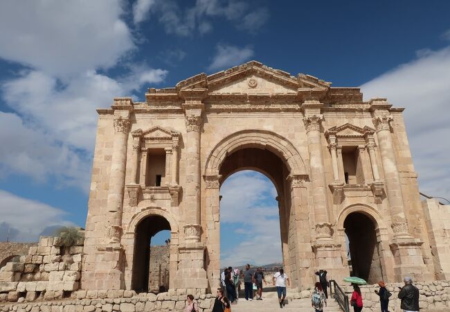 貴重本　古代ローマの記念門　国内唯一の古代ローマの凱旋門の専門書 250px-