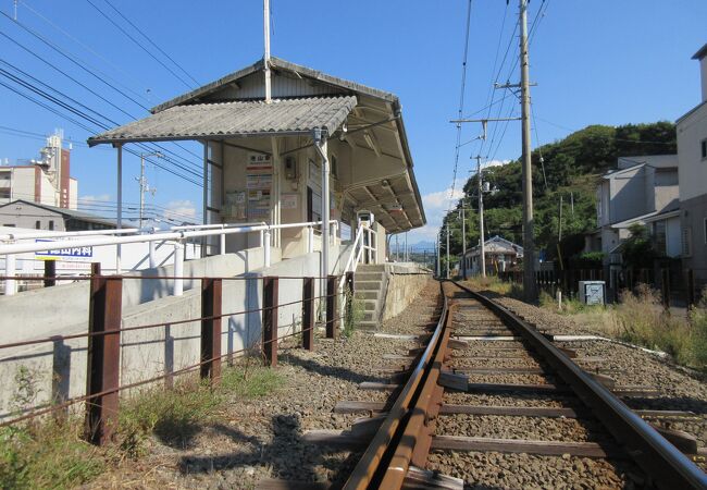 港山城跡の観月山公園、小林一茶が句会を開いた洗心庵跡、三津の渡しに近い駅