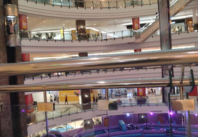ドーハ中心部の巨大なショッピングセンター