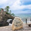 国道沿いの海岸線から突き出した岩