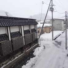 街側客室の眺め。向かいの建物は共同浴場/