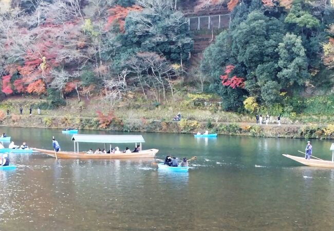 京都観光の名所嵐山を流れる川