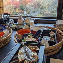 紅葉を眺めながらの朝食（場所がラウンジの場合）