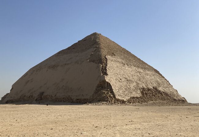 Bent pyramid