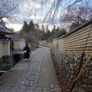 二月堂へむかう坂道小路に雰囲気がある。