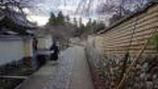 二月堂へむかう坂道小路に雰囲気がある。