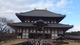 東大寺大仏殿。おおきな建造物です。