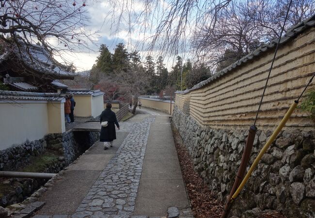 二月堂へむかう坂道小路に雰囲気がある。