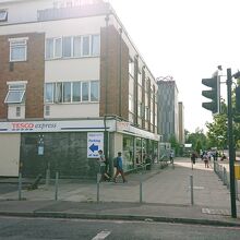 バス･ロードの路面店。裏の道路に路駐している車が多かった。