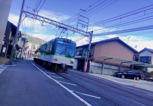 道路を電車が走る！