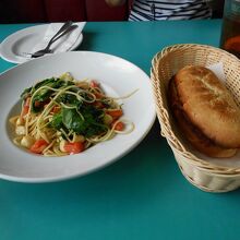 パスとバターガーリックのや焼きパン