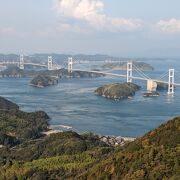 考え抜かれた展望台からは四国八十八景に選ばれた、しまなみ海道屈指の絶景が。