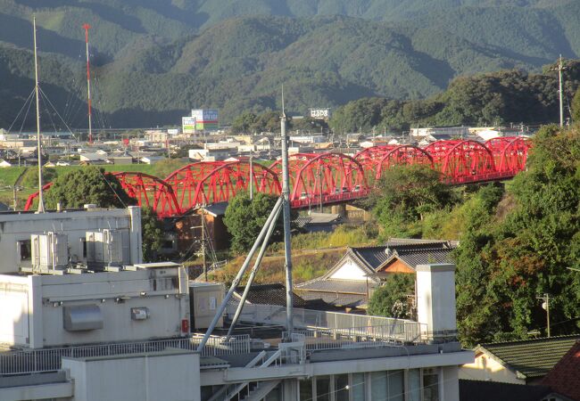 赤い色の鉄橋