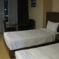 簡素で無機質な客室。