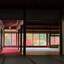 建物越しに見る庭園