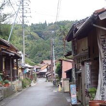 時代を感させる古い家並みが大切に保存されています。