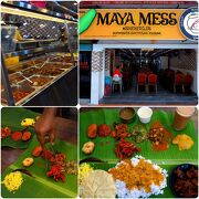 ランチタイムになると歩道まで長い行列ができる南インド料理店：Maya Mess @ Brickfields