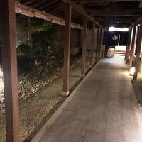 《さるさわ池よしだや》館内…湯屋へ通じる渡り廊下