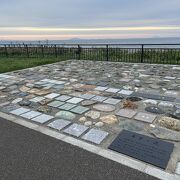 47都道府県の石が埋め込まれています