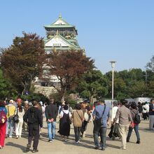 天守閣前はインバウンド客でにぎわってました