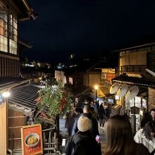 京都らしい建物が並ぶ、夜の二年坂