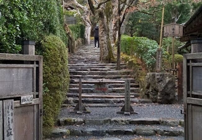 大原バス停から坂道を歩きます。院の前に駐車場（３００円）があります。