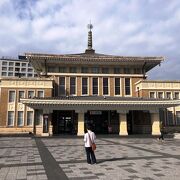 JR奈良駅旧駅舎を改築した観光案内所内はまるで大寺院のような佇まいです。