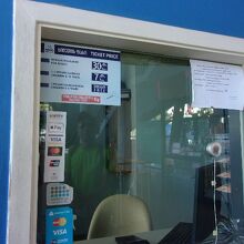 往復1人３０GEL.約1800円。