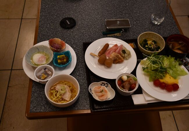 宿の朝食でした。