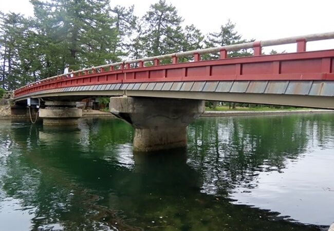 大型船が通るたびに旋回する橋