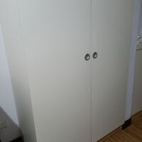 中に大量の針金ハンガーがありました。頑丈なハンガーはない。