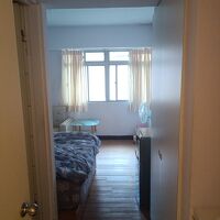 シャワーとトイレは左側にあります。