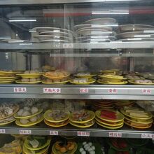 冷蔵庫から好きなお皿を取ってきます。