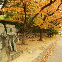 市庁舎前のモニュメントと紅葉