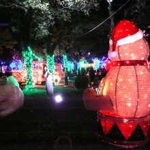 赤い雪だるまです