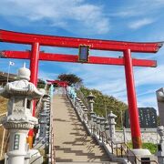 島に鎮座する存在感のある神社