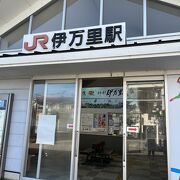 JRと松浦鉄道の駅。２階連絡通路で繋がってます