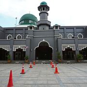 カンポンバルエリアにあるグレー外壁のモスク：Kampong Bharu Jamek Mosque