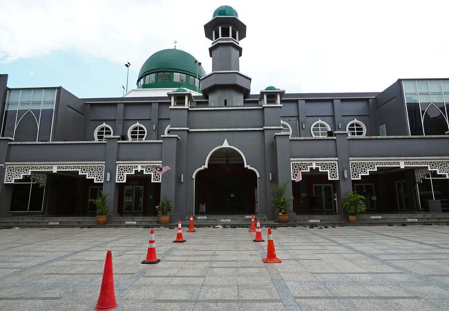 カンポンバルエリアにあるグレー外壁のモスク：Kampong Bharu Jamek Mosque