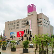 東口前にはイオン鹿児島中央駅店