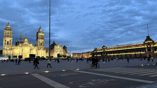 きれいな建物に囲まれた広場です。