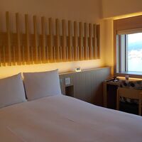 ダブルベッドはクィーンサイズですが、ベッド廻りが広いです。