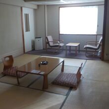 部屋は和室10畳に縁側があります。