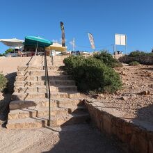 売店もある無料駐車場の先には…、