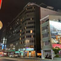 成功路沿い、あの建物の手前部分がホテルです