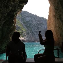 ザキントス島の青の洞窟は、ボートで抜けられるサイズや…、